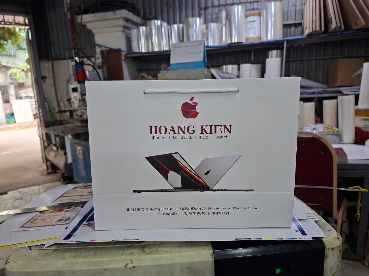 In túi giấy shop điện thoại, túi giấy bền đẹp, thiết kế logo theo yêu cầu, chất liệu Couche, Ivor