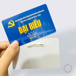 Thẻ đại biểu gắn ngực bằng kim băng