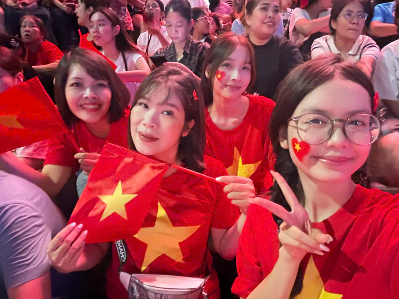 sticker dán má hình trái tim đại lễ quốc khánh 2-9